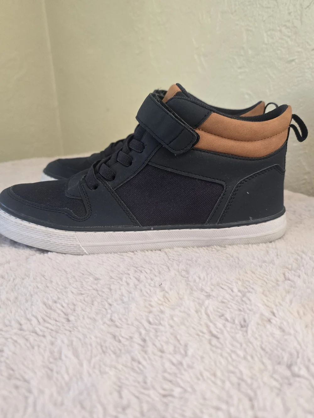 High-Top Blue Sneakers Size 6 - Excellent Condition